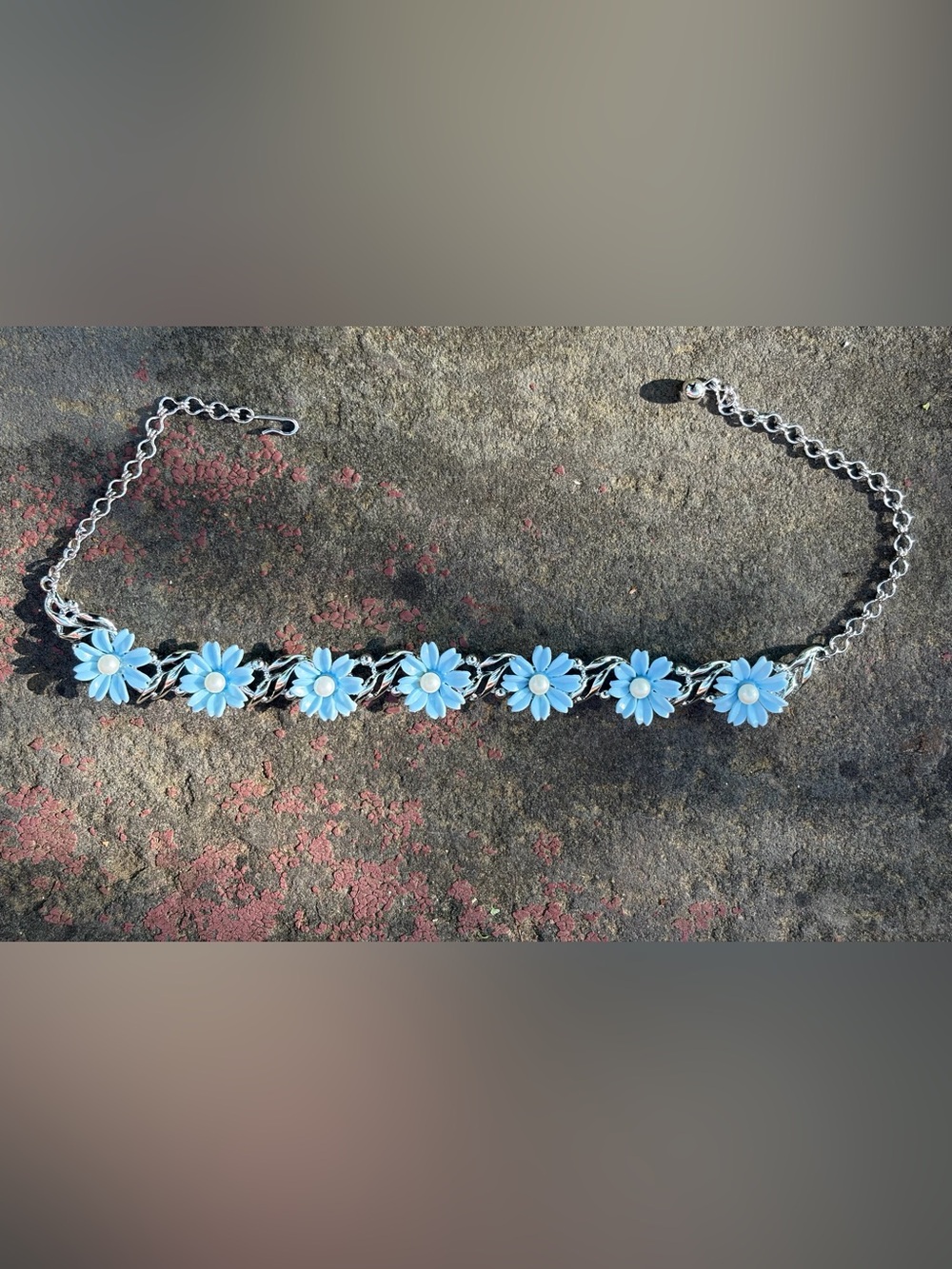 vintage mid-century floral necklace featuring blue plastic daisy links